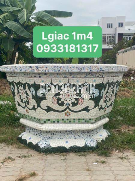 Chậu xi măng, cốt sắt bên ngoài ốp miếng sành sứ tinh tế!