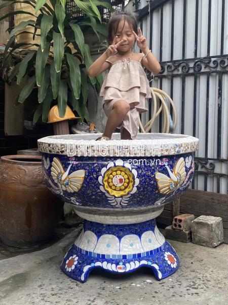 Chậu xi măng, cốt sắt bên ngoài ốp miếng sành sứ tinh tế!