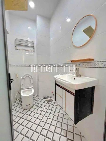 Bán nhà 1 trệt 1 lầu ở gần chợ Phú Phong