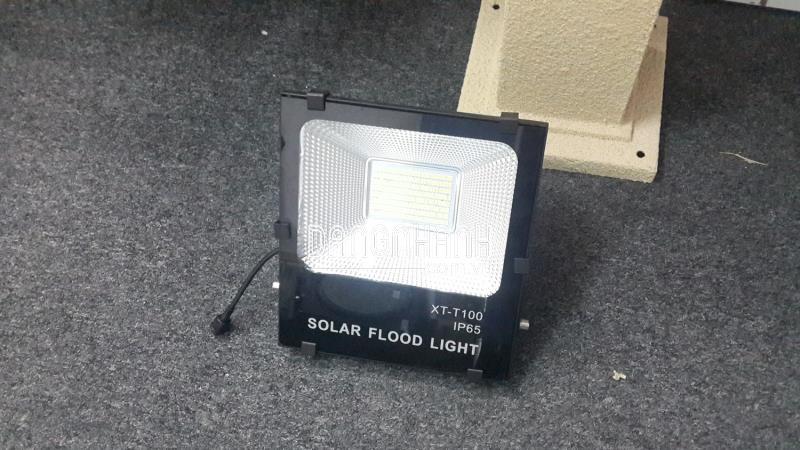 Đèn led pha 100W năng lượng mặt trời có remote điều khiển từ xa- L1O