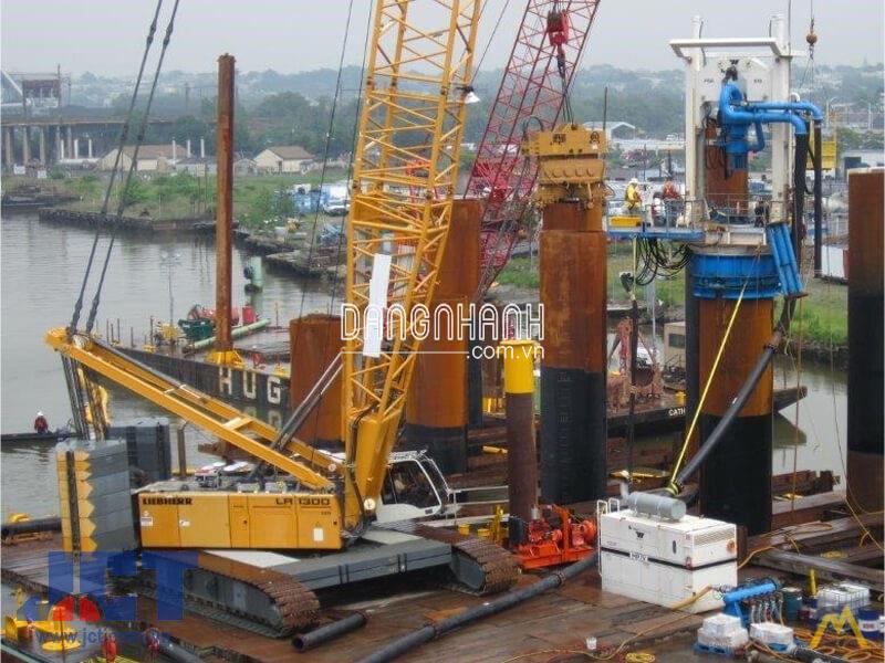 CẨU BÁNH XÍCH 330 TẤN LIEBHERR LR1300