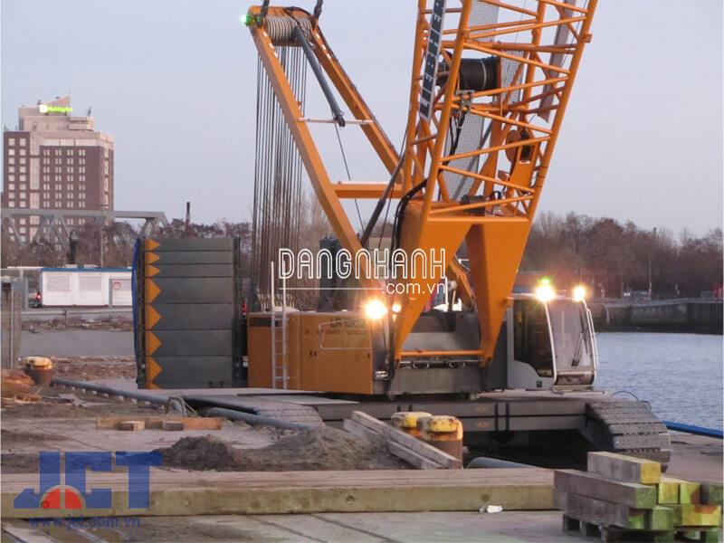 CẨU BÁNH XÍCH 330 TẤN LIEBHERR LR1300