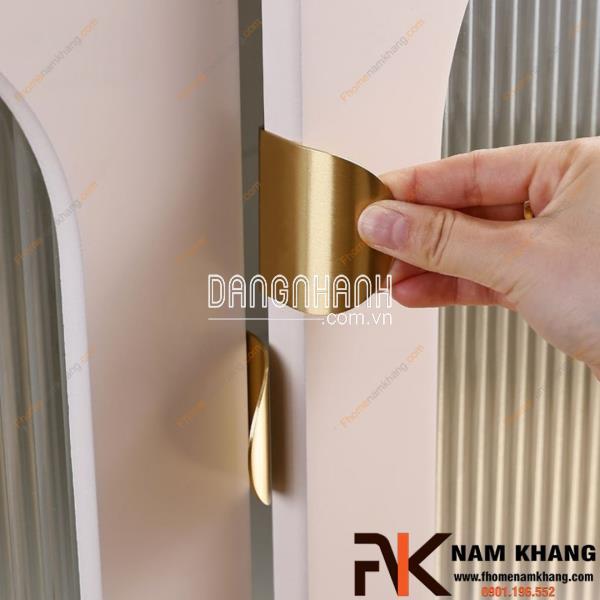 Tay nắm tủ đồng bắt cạnh thiết kế dạng lá NK233 | Zalo 0901 196 552