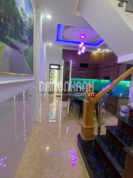 Bán nhà 1 trệt 2 lầu trên đường DT743 gần ngã tư Miếu Ông Cù