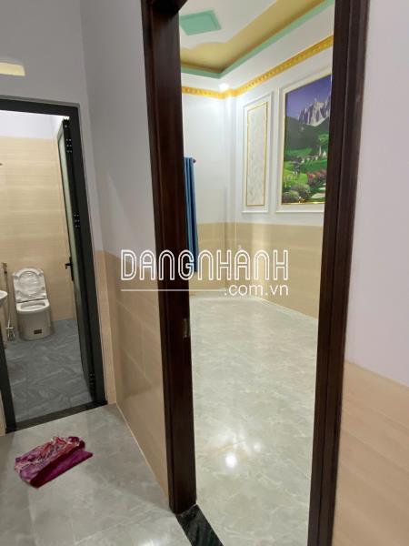 Bán nhà 1 trệt 2 lầu trên đường DT743 gần ngã tư Miếu Ông Cù