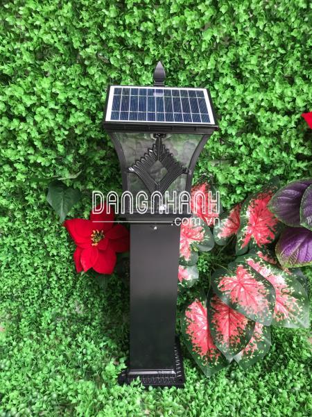 Đèn năng lượng mặt trời trụ đứng trang trí sân vườn – L1P