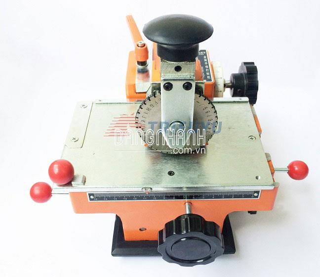Máy dập chữ số và kí hiệu trên thẻ kim loại
