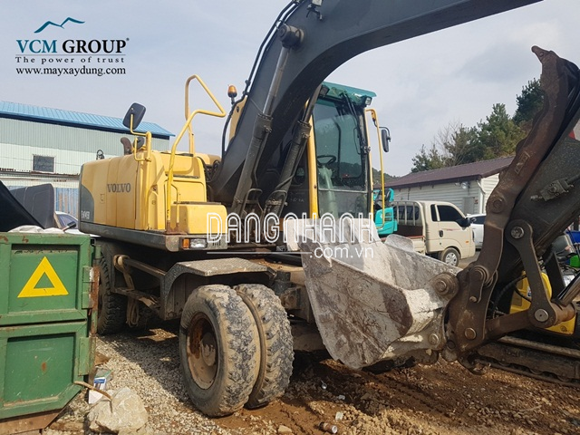 Máy xúc bánh lốp VOLVO EW145B