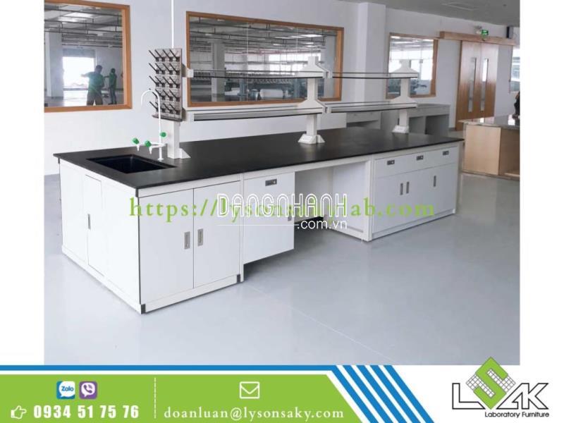 Bàn thí nghiệm trung tâm có kệ
