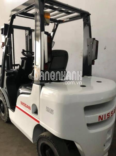 XE NÂNG DẦU NISSAN 2.5 TẤN, KHUNG 3M