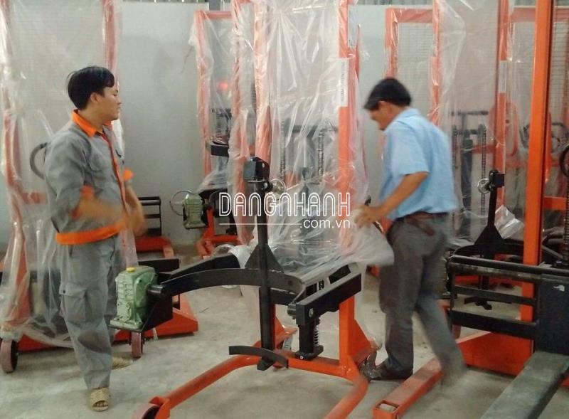 Xe nâng quay đổ phuy TB350 tải trọng nâng 350kg hiệu Meditek