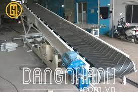 Băng tải hàng ngang qua nhà xưởng