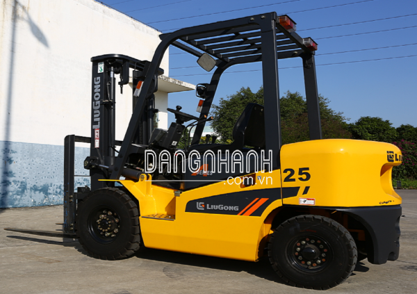 XE NÂNG DIESEL CPCD25