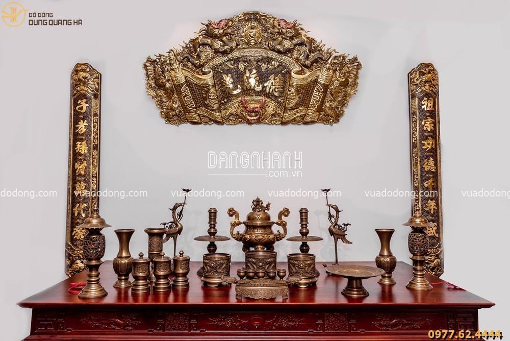 Bộ đồ thờ bằng đồng đầy đủ - đỉnh chạm sòi - đồng vàng