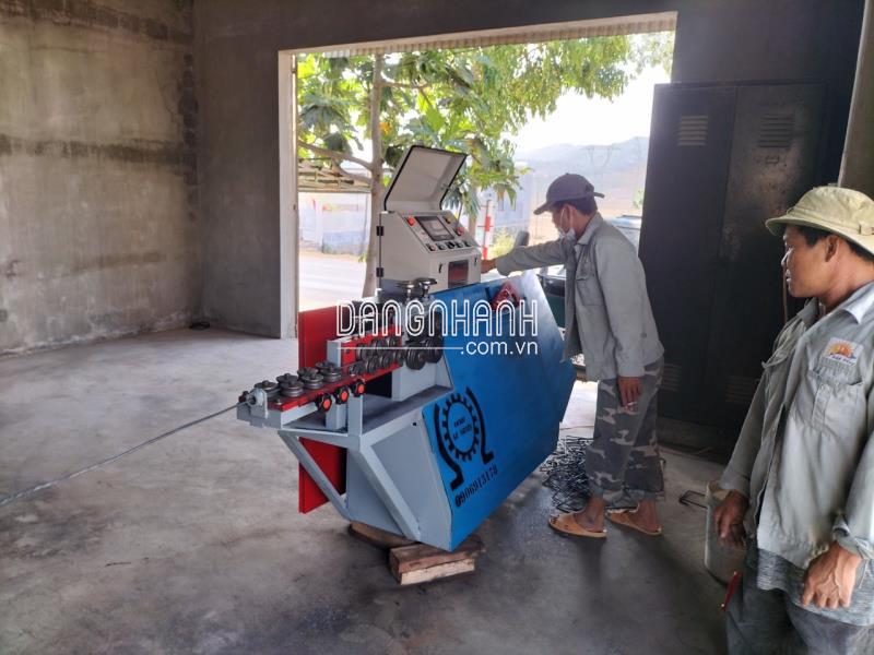 Máy bẻ đai sắt thứ 2 Lê Nguyễn bàn giao tại VLXD Phương Đông
