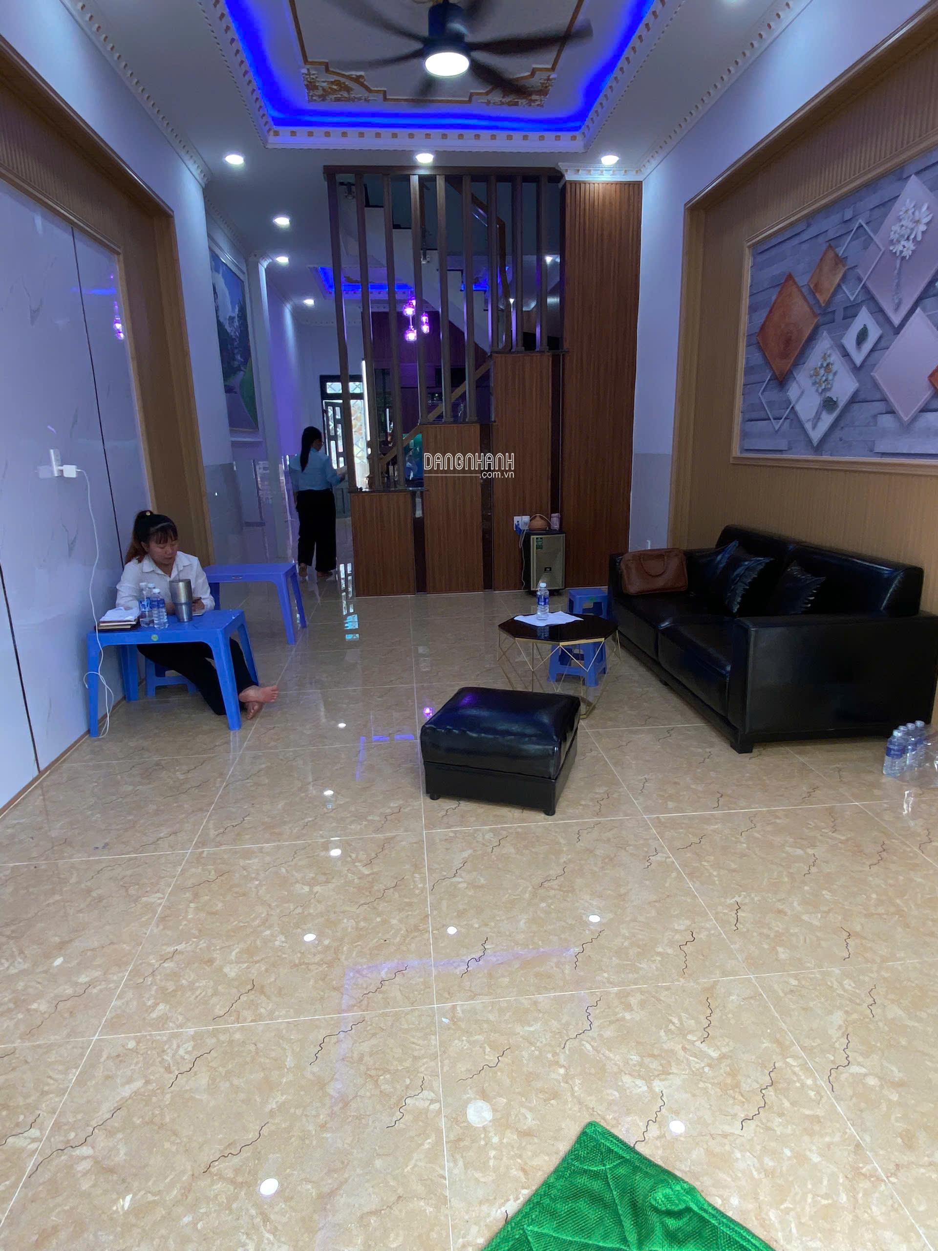 Bán nhà 1 trệt 2 lầu trên đường DT743 gần ngã tư Miếu Ông Cù