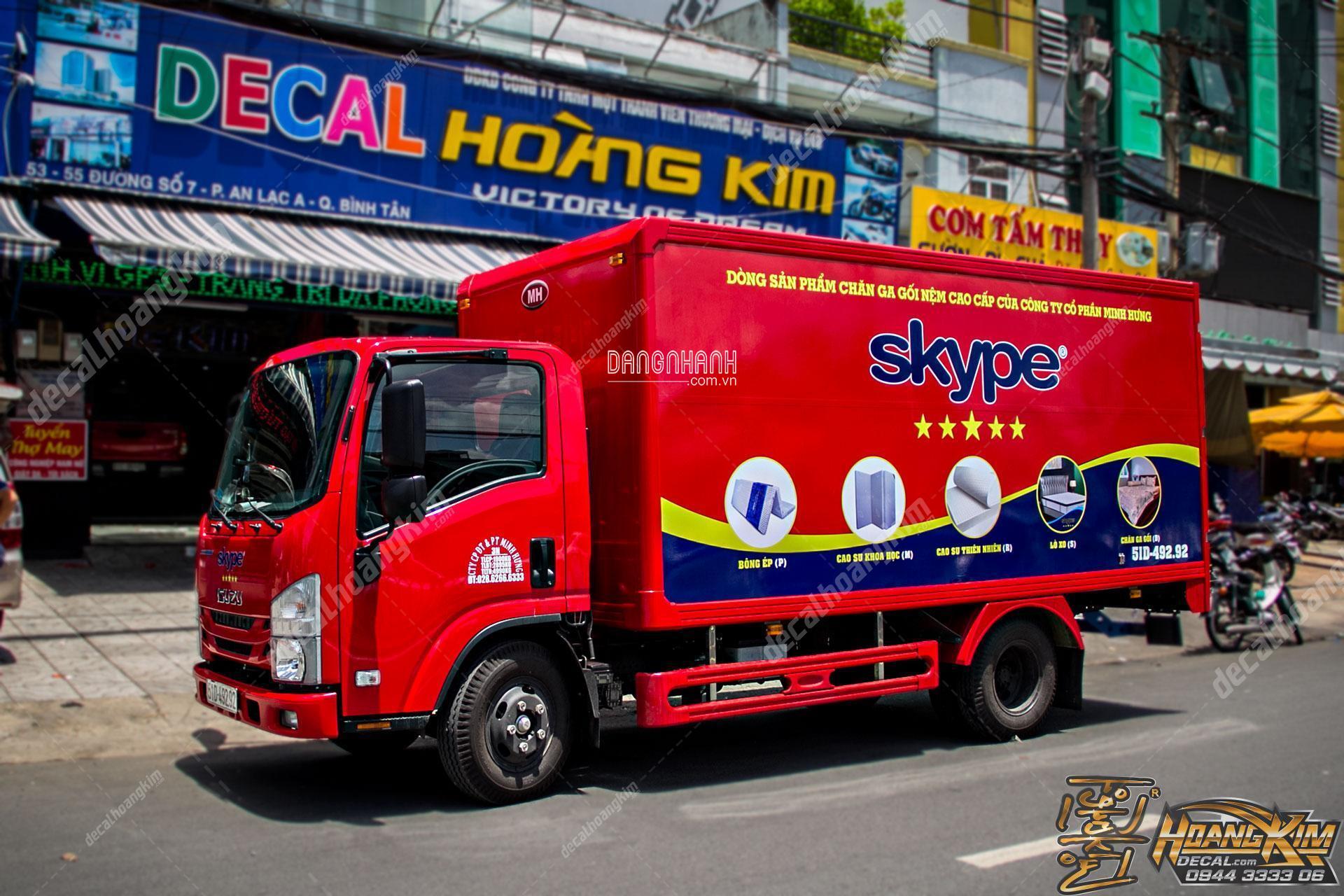 So sánh dán quảng cáo xe tải với biển quảng cáo cố định