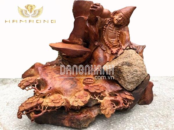 Tượng Tế Công phong thủy trừ tà chiêu tài Tượng Tế Công không chỉ là hình ảnh quen thuộc trong văn hóa dân gian Trung Hoa mà còn là một vật phẩm phong thủy mang nhiều ý nghĩa sâu sắc. Hiện nay, tượng Tế Công được nhiều gia đình, cửa hàng, doanh nghiệp thỉnh về để cầu bình an, may mắn và xua đuổi tà khí. Nguồn gốc và hình tượng Tế Công trong văn hóa tâm linh  Tế Công là một vị tăng kỳ lạ thời Nam T