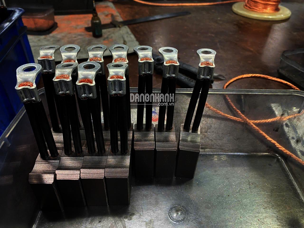 CHỔI THAN CÔNG NGHIỆP CHO NHÀ MÁY SẢN XUẤT VẬT LIỆU NHỰA